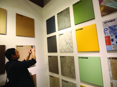 Khách hàng đang có quá nhiều lựa chọn từ hàng ngoại giá rẻ. Ảnh: Dũng Minh.