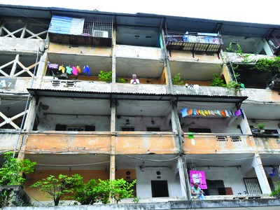 Hà Nội hiện có hàng ngàn chung cư cũ, nhà tập thể cần được cải tạo, xây mới. Ảnh: Dũng Minh.