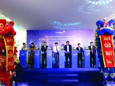 Các đại biểu cắt băng khai trương trụ sở mới VietinBank Securities Chi nhánh TP.HCM.