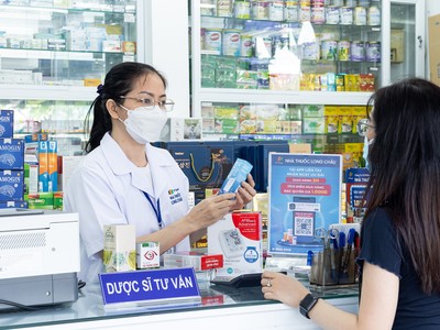 Dược sĩ tại nhà thuốc FPT Long Châu tư vấn cho khách hàng.