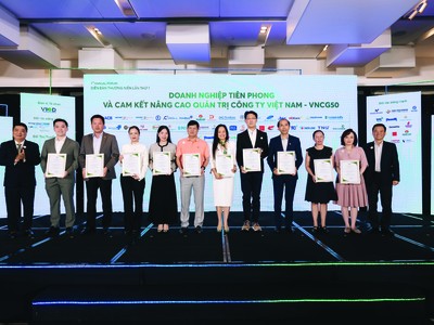 Nhựa Tiền Phong (Tổng giám đốc Chu Văn Phương - mặc áo cam) được vinh danh tại Diễn đàn thường niên về quản trị công ty năm 2024 do VIOD tổ chức.