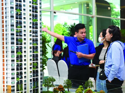 Nhiều dự án căn hộ được tung ra thị trường vùng ven TP.HCM. Ảnh: Việt Dũng.