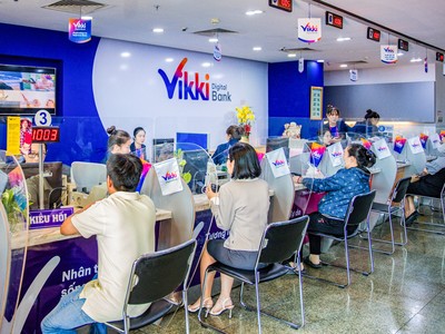 Khách hàng tấp nập giao dịch tại các điểm kinh doanh ngân hàng số Vikki
