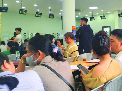 Đông đảo người dân giao dịch bất động sản tại phòng công chứng TP. Thủ Đức. Ảnh: Lê Toàn.