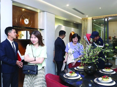 Khách hàng đi tham quan nhà mẫu tại một dự án ở TP.HCM. Ảnh: Lê Toàn.