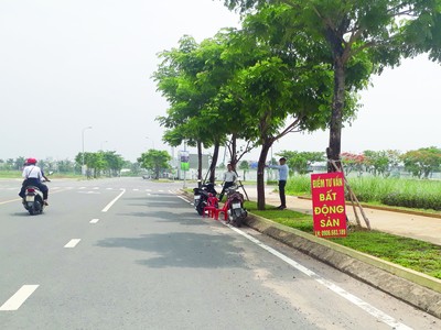 Các điểm tư vấn bất động sản tự phát xuất hiện nhan nhản xung quanh một dự án mới ở TP.HCM. Ảnh: Việt Dũng.