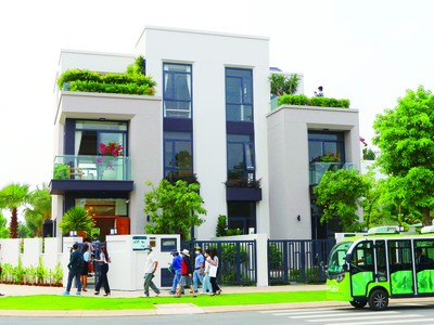 Khách hàng đi xem nhà tại dự án Aquacity Đồng Nai của Novaland. Ảnh: Lê Toàn.