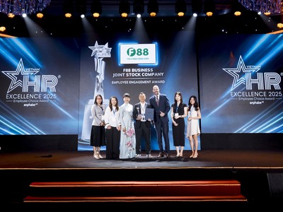 Đại diện F88 chụp ảnh lưu niệm tại giải thưởng HR Excellence 2025.