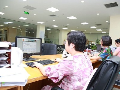 Công chức KBNN khu vực I đang thực hiện kiểm soát các khoản chi ngân sách nhà nước. Ảnh: Đức Minh.