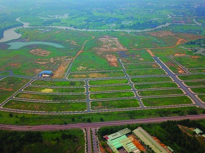 Việc tạo lập quỹ đất sạch ngày càng khó khăn. Ảnh: Lê Toàn.