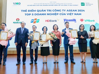 Ông Phạm Quốc Thanh – Phó chủ tịch HĐQT HDBank cùng đại diện các doanh nghiệp lớn nhận Giấy chứng nhận Top 5 Thẻ điểm ACGS từ lãnh đạo Uỷ ban Chứng khoán Nhà nước.
