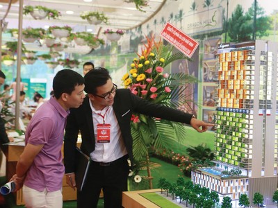 Khách hàng tìm hiểu một dự án căn hộ tại miền Trung. Ảnh: Việt Dương.