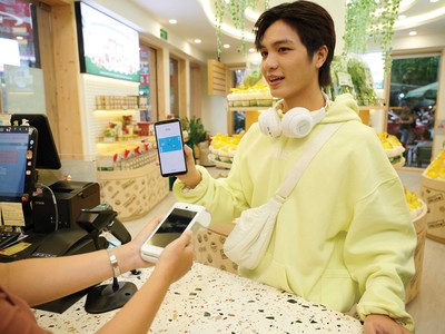 Ngân hàng số ngày càng trở nên quen thuộc với giới trẻ.