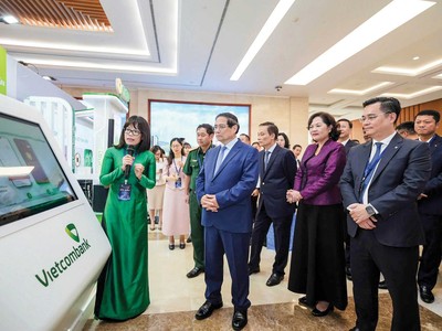 Đại diện Vietcombank, bà Đoàn Hồng Nhung, Giám đốc Khối Bán lẻ giới thiệu với Thủ tướng Chính phủ và các đại biểu tính năng đăng ký chữ ký số trên app VCB Digibank.