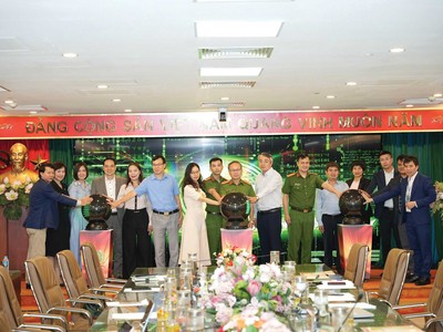 Bà Phùng Nguyễn Hải Yến, Phó tổng giám đốc Vietcombank (thứ ba từ trái sang) tham gia Lễ công bố triển khai thí điểm “Cổng ký số từ xa tập trung trên VNeID”.