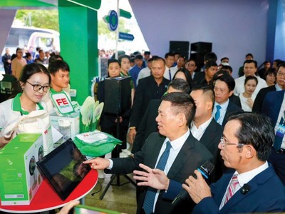 Phó Thủ tướng Chính phủ Hồ Đức Phớc (thứ hai từ phải qua) tham quan gian hàng FE CREDIT trong khuôn khổ VPBank Cashless City.