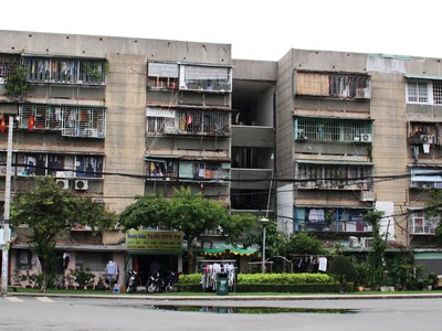 Cư xá Thanh Đa tại quận Bình Thạnh, được xây dựng từ năm 1972, hiện đã xuống cấp nghiêm trọng. Ảnh: Việt Dũng.