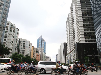 Hà Nội đang chịu áp lực lớn từ nhu cầu nhà ở khi dân số đô thị liên tục tăng nhanh. Ảnh: Bình Minh.