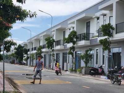 Dãy phố dài vắng vẻ tại khu nhà ở xã hội Richhome 3. Ảnh: Việt Dũng.