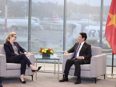 Chủ tịch nước Lương Cường tiếp Chủ tịch kiêm Tổng giám đốc Tập đoàn máy bay thương mại Boeing - Stephanie Pope tại Seattle.