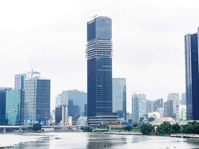 Tòa nhà Marina Center đang trong quá trình “sang tên, đổi chủ”. Ảnh: Lê Toàn.