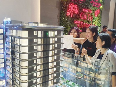 Khách hàng chọn mua căn hộ tại một dự án ở khu Nam TP.HCM. Ảnh: Lê Toàn.