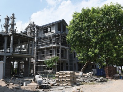 Giá nhà tăng cao đến từ chi phí đầu vào lớn, đặc biệt là tiền đất. Ảnh: Dũng Minh.