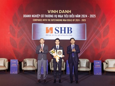 Phó chủ tịch HĐQT - Phó tổng giám đốc SHB Đỗ Quang Vinh đại diện Ngân hàng nhận giải thưởng.