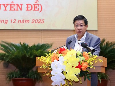 Phó Chủ tịch Thường trực UBND TP. Hà Nội Dương Đức Tuấn trình bày Tờ trình tại Kỳ họp ngày 14/12.