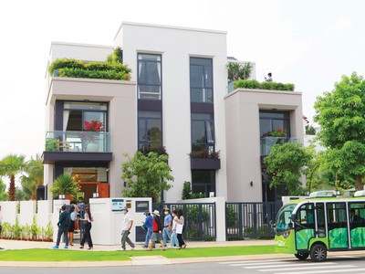 Phân khúc nhà ở riêng lẻ vẫn duy trì sức hút. Trong ảnh: Khách hàng đi xem nhà tại Đồng Nai.