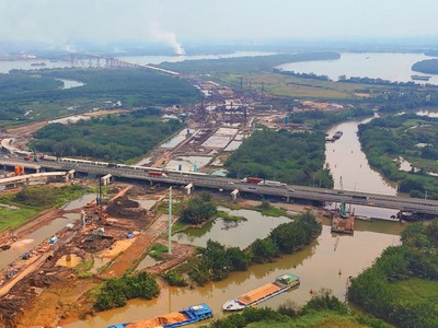 Dư địa mở rộng đô thị tại các trục giao thông huyết mạch là rất lớn. Ảnh: Lê Toàn.