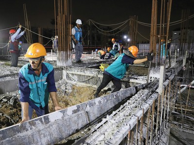 Công nhân thi công xuyên đêm tại đại dự án Aqua City Đồng Nai. Ảnh: Việt Dũng.