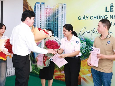 Đại diện chủ đầu tư bàn giao sổ hồng cho cư dân New Lavida.