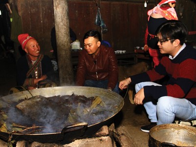 Bên nồi lá thuốc.