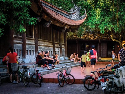 Cuộc sống ở quê diễn ra chậm và có tính kết nối cộng đồng cao.