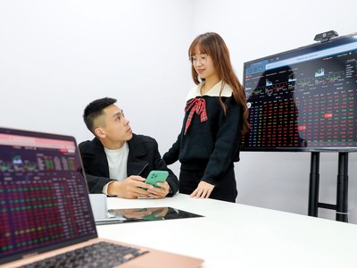 Gen Z là một trong những thế hệ nhà đầu tư có khả năng tự học rất tốt, tiếp cận kiến thức nhanh và chủ động tìm hiểu từ nhiều nguồn khác nhau.