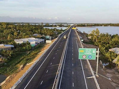 Không khí thi công khẩn trương tại dự án đường cao tốc Cần Thơ - Cà Mau để về đích đúng tiến độ. Ảnh: Đức Thanh.