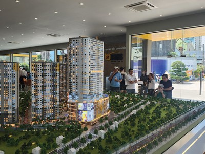 Khách hàng tham quan dự án Bcons City. Ảnh: Việt Dũng,