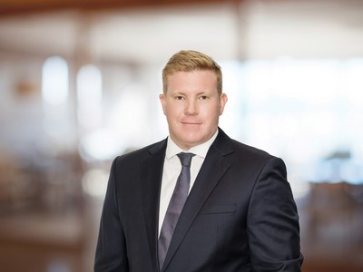 Ông Matthew Powell.