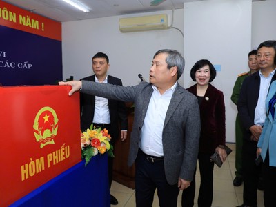 Chủ tịch UBND TP Vũ Đại Thắng, Trưởng Đoàn công tác số 2 kiểm tra công tác chuẩn bị bầu cử.