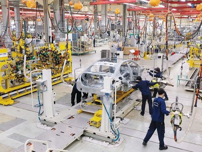 Do chi phí nguyên vật liệu tăng cao, nhiều doanh nghiệp trong các khu công nghiệp tại TP.HCM buộc phải cắt giảm sản lượng - Ảnh: Lê Toàn.