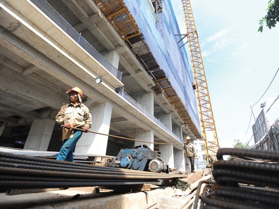 Giá nguyên vật liệu tăng đang gây áp lực lớn lên các công trình, dự án. Ảnh: Dũng Minh.