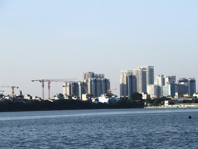 Hồ Tây đang khá “chật chội” bởi những tòa cao ốc, điều này không nên lặp lại với đô thị bên sông Hồng. Ảnh: Thành Nguyễn.