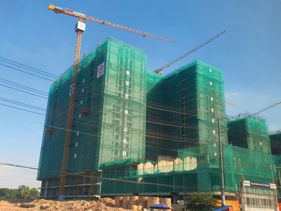 Nhiều dự án đang mọc lên nhanh chóng dọc Quốc lộ 13. Ảnh: Lê Toàn.