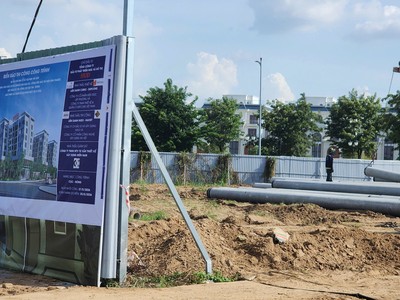 Bên trong dự án nhà ở xã hội HUD Thủ Đức, lác đác một vài công nhân đang thi công. Ảnh: Việt Dũng.
