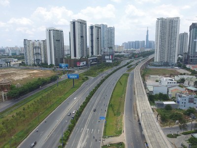 Sự phát triển của hệ thống hạ tầng kết nối đã rút ngắn đáng kể thời gian di chuyển từ trung tâm ra khu vực ngoại vi. Ảnh: Việt Dũng.
