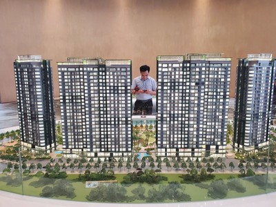 Người mua nhà chờ đợi một mặt bằng lãi suất đủ ổn định để cân đối tài chính dài hạn. Ảnh: Dũng Minh.