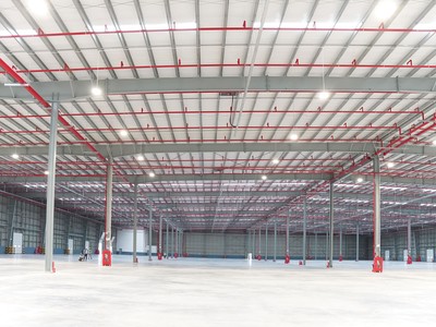 Nhu cầu thuê nhà xưởng xây sẵn đang tăng nhanh. Ảnh: Lê Toàn.
