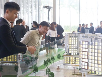 Người mua không còn dễ dàng “xuống tiền” như trước. Ảnh: Lê Toàn.