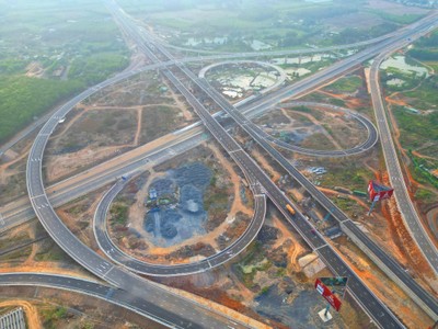 Các trục giao thông kết nối tại Đồng Nai đang gấp rút hoàn thiện. Ảnh: Lê Toàn.